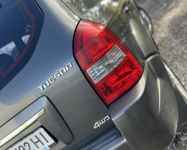 Серый Хендай Туксон, объемом двигателя 1.98 л и пробегом 220 тыс. км за 8500 $, фото 16 на Automoto.ua