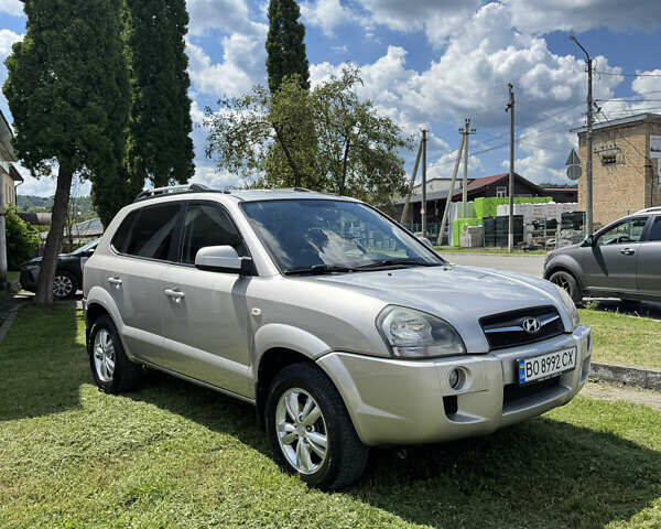 Сірий Хендай Туксон, об'ємом двигуна 2 л та пробігом 188 тис. км за 9200 $, фото 7 на Automoto.ua