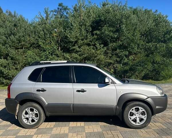 Серый Хендай Туксон, объемом двигателя 1.99 л и пробегом 255 тыс. км за 5800 $, фото 2 на Automoto.ua