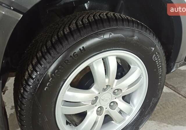 Серый Хендай Туксон, объемом двигателя 2 л и пробегом 127 тыс. км за 9300 $, фото 38 на Automoto.ua