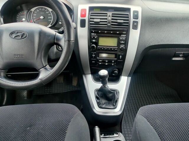 Сірий Хендай Туксон, об'ємом двигуна 2 л та пробігом 95 тис. км за 8800 $, фото 11 на Automoto.ua