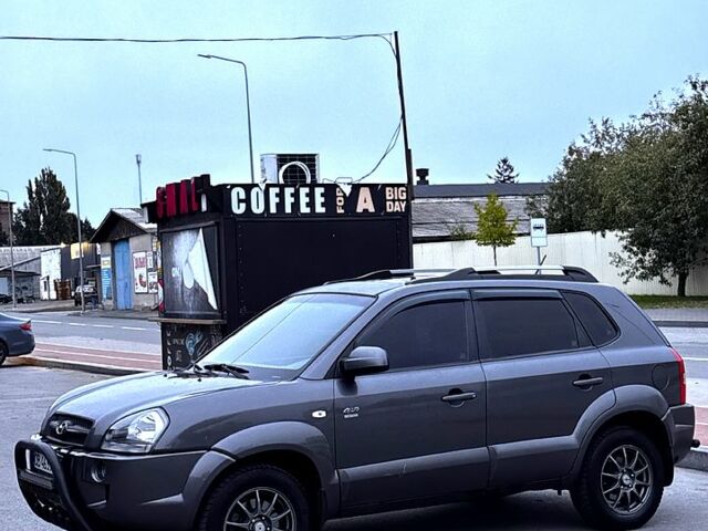 Сірий Хендай Туксон, об'ємом двигуна 2 л та пробігом 240 тис. км за 7850 $, фото 3 на Automoto.ua