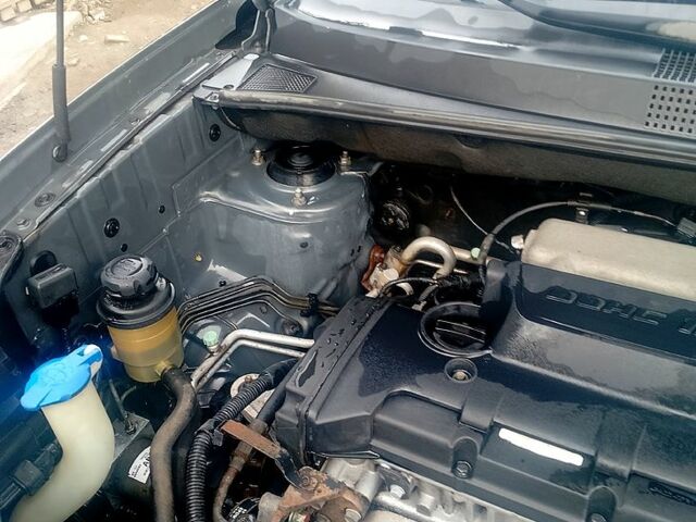 Сірий Хендай Туксон, об'ємом двигуна 2 л та пробігом 230 тис. км за 7600 $, фото 2 на Automoto.ua