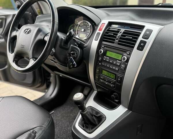 Сірий Хендай Туксон, об'ємом двигуна 2 л та пробігом 187 тис. км за 7700 $, фото 36 на Automoto.ua