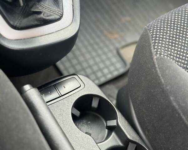 Сірий Хендай Туксон, об'ємом двигуна 1.99 л та пробігом 221 тис. км за 6000 $, фото 17 на Automoto.ua