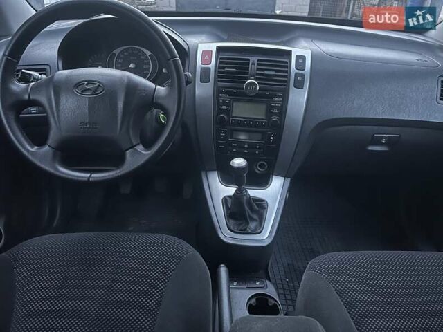 Серый Хендай Туксон, объемом двигателя 1.98 л и пробегом 197 тыс. км за 9800 $, фото 6 на Automoto.ua