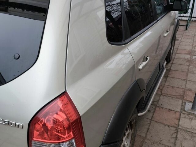 Серый Хендай Туксон, объемом двигателя 2 л и пробегом 190 тыс. км за 9000 $, фото 5 на Automoto.ua