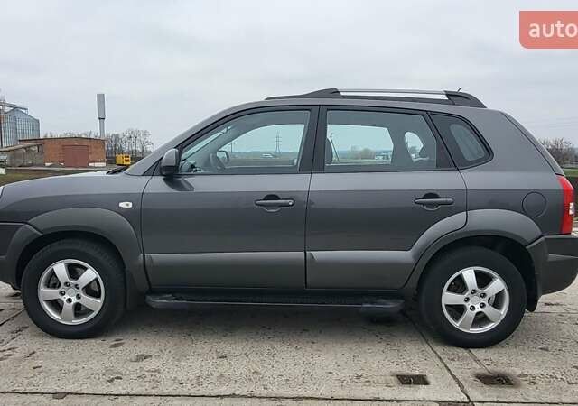 Серый Хендай Туксон, объемом двигателя 1.98 л и пробегом 177 тыс. км за 8200 $, фото 2 на Automoto.ua