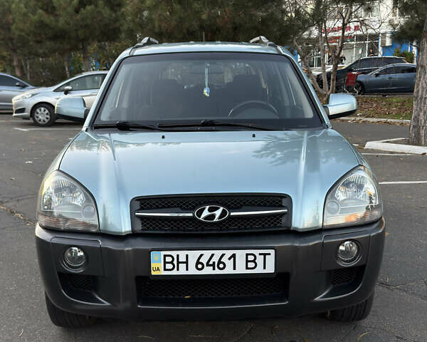 Серый Хендай Туксон, объемом двигателя 1.98 л и пробегом 246 тыс. км за 7500 $, фото 1 на Automoto.ua