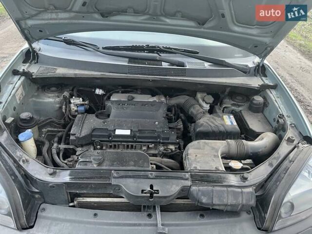 Серый Хендай Туксон, объемом двигателя 1.98 л и пробегом 197 тыс. км за 9800 $, фото 5 на Automoto.ua