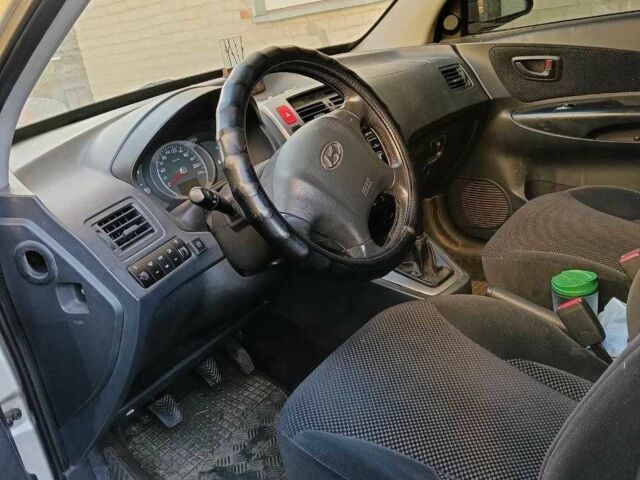 Серый Хендай Туксон, объемом двигателя 2 л и пробегом 220 тыс. км за 8000 $, фото 1 на Automoto.ua