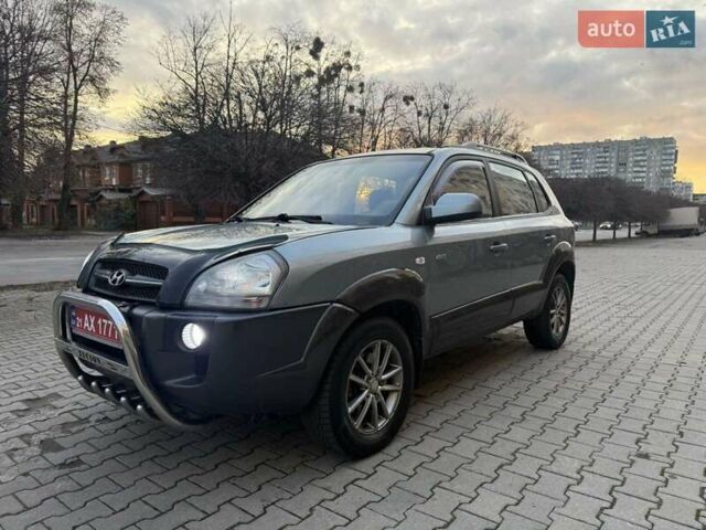 Серый Хендай Туксон, объемом двигателя 2 л и пробегом 217 тыс. км за 8200 $, фото 1 на Automoto.ua