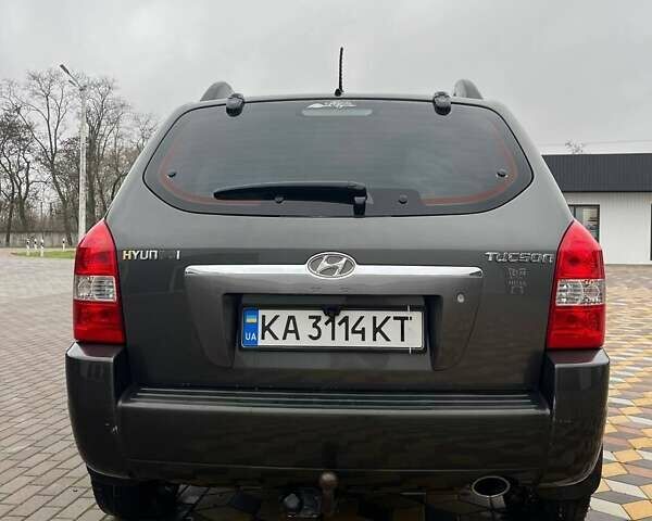 Серый Хендай Туксон, объемом двигателя 1.98 л и пробегом 254 тыс. км за 6900 $, фото 4 на Automoto.ua