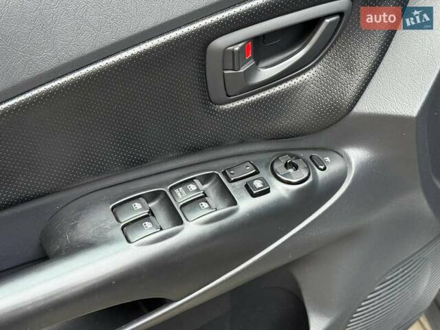 Серый Хендай Туксон, объемом двигателя 2.7 л и пробегом 210 тыс. км за 9290 $, фото 10 на Automoto.ua