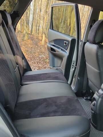 Сірий Хендай Туксон, об'ємом двигуна 1.99 л та пробігом 272 тис. км за 8500 $, фото 11 на Automoto.ua