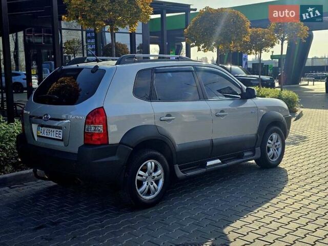 Серый Хендай Туксон, объемом двигателя 1.98 л и пробегом 199 тыс. км за 8350 $, фото 2 на Automoto.ua