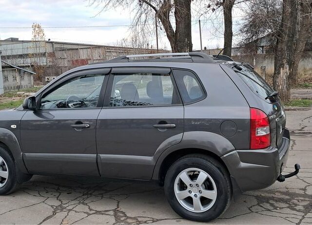 Серый Хендай Туксон, объемом двигателя 2 л и пробегом 95 тыс. км за 8800 $, фото 3 на Automoto.ua