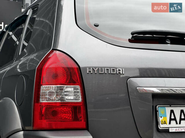 Сірий Хендай Туксон, об'ємом двигуна 2 л та пробігом 213 тис. км за 8500 $, фото 15 на Automoto.ua