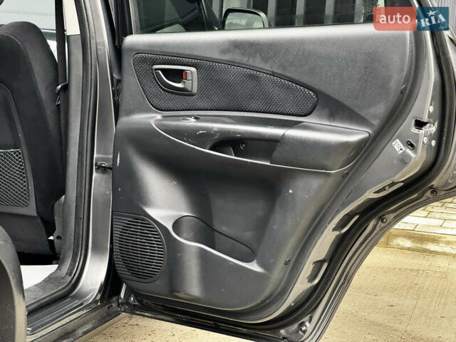 Сірий Хендай Туксон, об'ємом двигуна 2 л та пробігом 213 тис. км за 8500 $, фото 26 на Automoto.ua