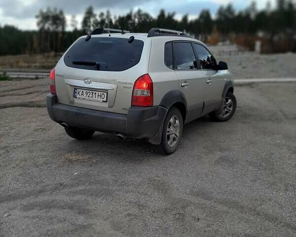 Серый Хендай Туксон, объемом двигателя 1.99 л и пробегом 330 тыс. км за 7300 $, фото 3 на Automoto.ua