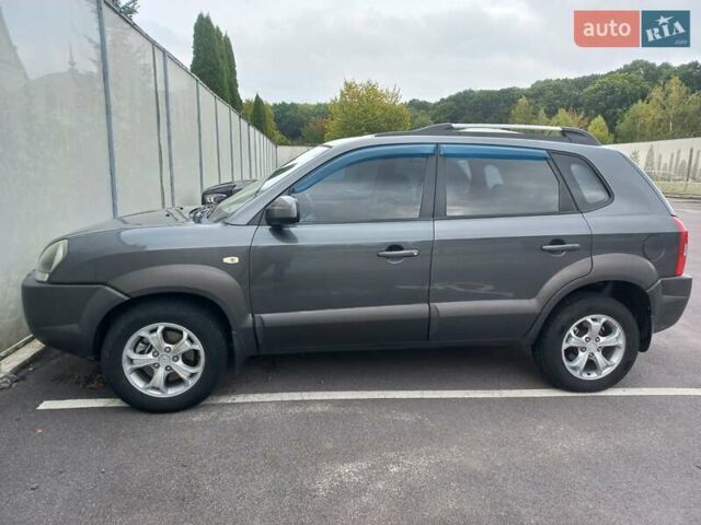 Серый Хендай Туксон, объемом двигателя 1.99 л и пробегом 207 тыс. км за 8000 $, фото 3 на Automoto.ua