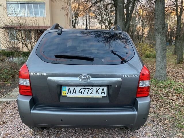 Сірий Хендай Туксон, об'ємом двигуна 2 л та пробігом 170 тис. км за 7600 $, фото 6 на Automoto.ua