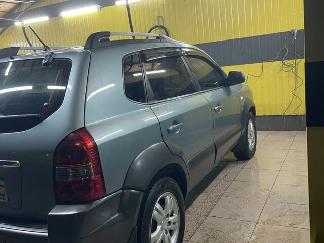 Сірий Хендай Туксон, об'ємом двигуна 2 л та пробігом 195 тис. км за 7500 $, фото 2 на Automoto.ua