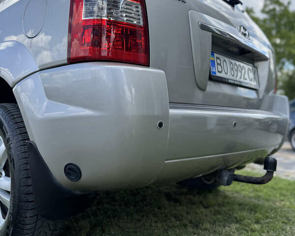 Сірий Хендай Туксон, об'ємом двигуна 2 л та пробігом 188 тис. км за 9200 $, фото 21 на Automoto.ua