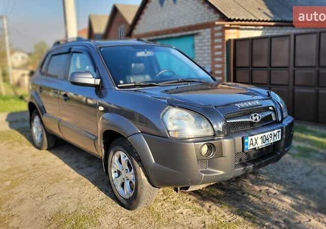 Серый Хендай Туксон, объемом двигателя 1.98 л и пробегом 190 тыс. км за 8500 $, фото 3 на Automoto.ua