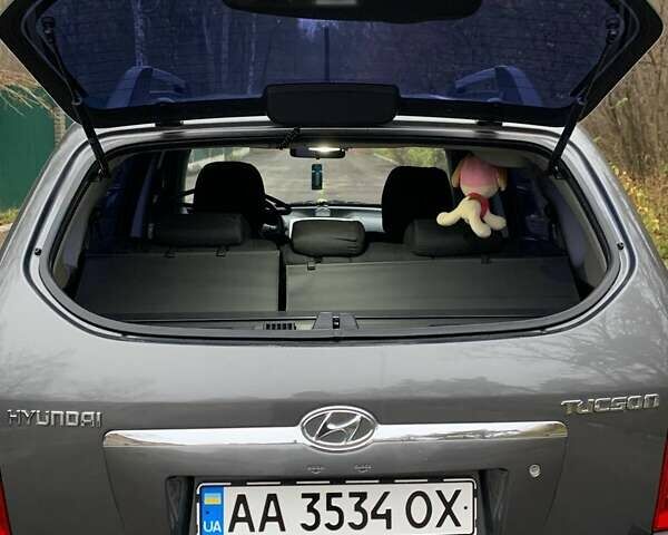 Сірий Хендай Туксон, об'ємом двигуна 1.98 л та пробігом 170 тис. км за 8800 $, фото 19 на Automoto.ua