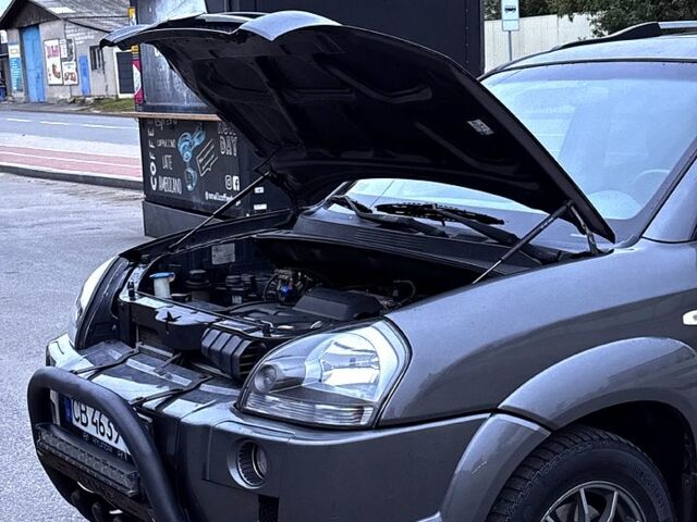 Сірий Хендай Туксон, об'ємом двигуна 2 л та пробігом 240 тис. км за 7850 $, фото 9 на Automoto.ua