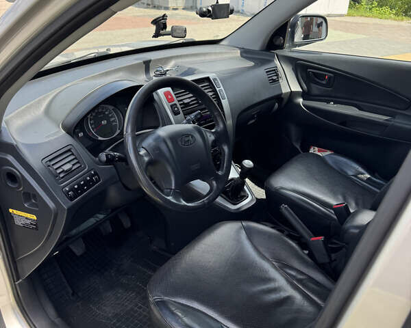 Сірий Хендай Туксон, об'ємом двигуна 2 л та пробігом 188 тис. км за 9200 $, фото 10 на Automoto.ua