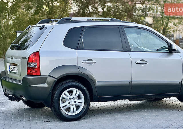Хендай Туксон 2008 у Зборів на Automoto.ua Сірий Хендай Туксон, об'ємом двигуна 1.99 л та пробігом 228 тис. км за 8500 $, фото 2 на Automoto.ua