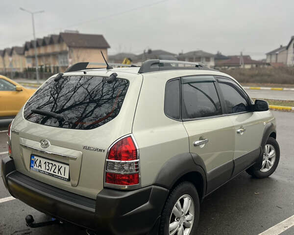 Серый Хендай Туксон, объемом двигателя 1.98 л и пробегом 151 тыс. км за 8100 $, фото 3 на Automoto.ua