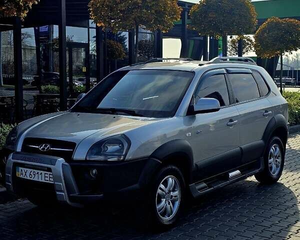 Серый Хендай Туксон, объемом двигателя 1.98 л и пробегом 199 тыс. км за 8350 $, фото 5 на Automoto.ua