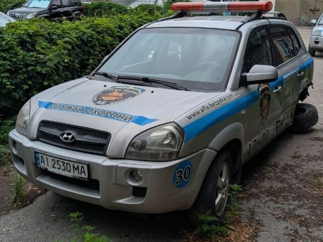 Серый Хендай Туксон, объемом двигателя 2 л и пробегом 220 тыс. км за 2000 $, фото 1 на Automoto.ua