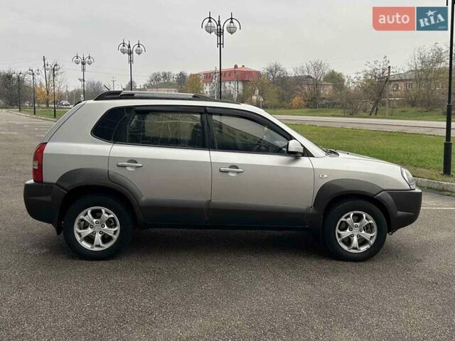 Серый Хендай Туксон, объемом двигателя 2 л и пробегом 263 тыс. км за 7300 $, фото 2 на Automoto.ua