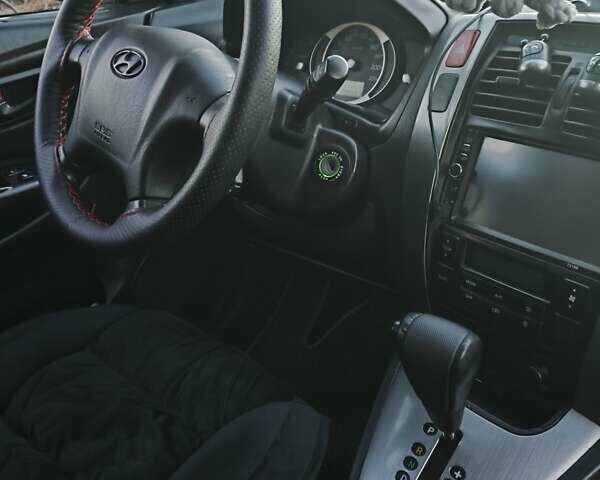 Серый Хендай Туксон, объемом двигателя 2 л и пробегом 197 тыс. км за 8700 $, фото 17 на Automoto.ua