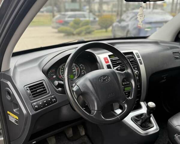 Сірий Хендай Туксон, об'ємом двигуна 2 л та пробігом 187 тис. км за 7700 $, фото 28 на Automoto.ua