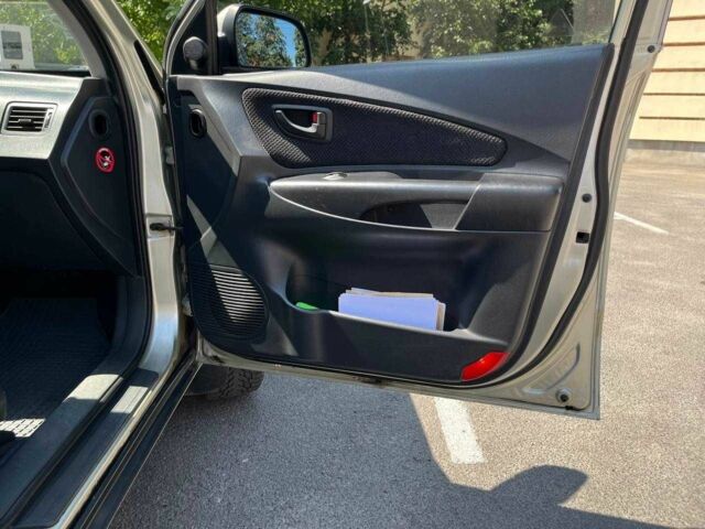 Серый Хендай Туксон, объемом двигателя 2 л и пробегом 265 тыс. км за 7599 $, фото 10 на Automoto.ua