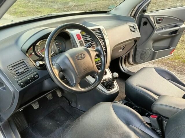 Серый Хендай Туксон, объемом двигателя 2 л и пробегом 234 тыс. км за 2149 $, фото 4 на Automoto.ua