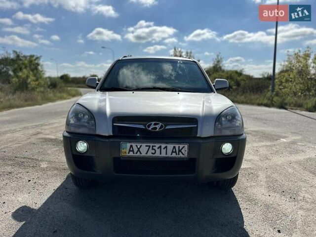 Серый Хендай Туксон, объемом двигателя 2 л и пробегом 173 тыс. км за 8800 $, фото 16 на Automoto.ua