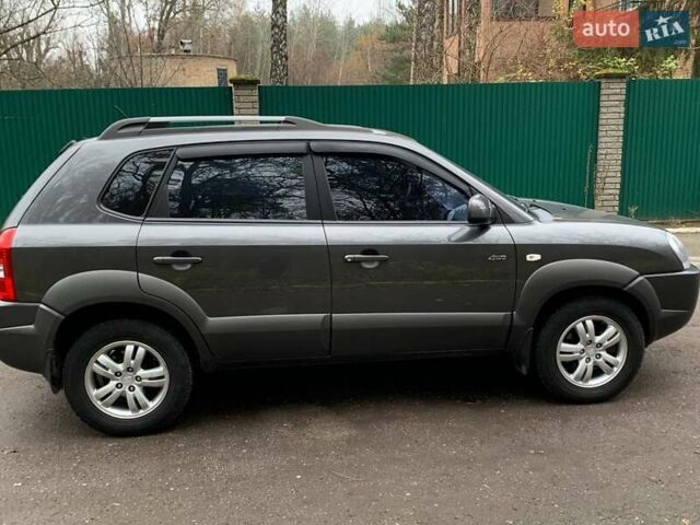 Сірий Хендай Туксон, об'ємом двигуна 1.98 л та пробігом 170 тис. км за 8800 $, фото 2 на Automoto.ua