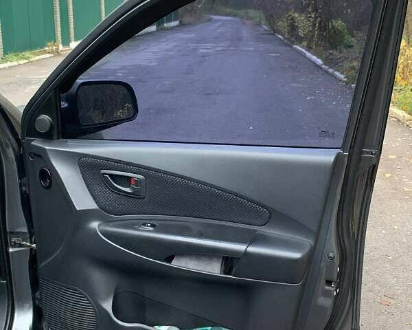 Сірий Хендай Туксон, об'ємом двигуна 1.98 л та пробігом 170 тис. км за 8800 $, фото 10 на Automoto.ua