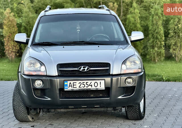 Серый Хендай Туксон, объемом двигателя 1.99 л и пробегом 222 тыс. км за 8350 $, фото 1 на Automoto.ua