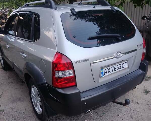Сірий Хендай Туксон, об'ємом двигуна 1.99 л та пробігом 350 тис. км за 7800 $, фото 6 на Automoto.ua
