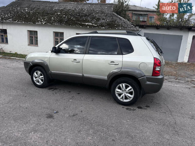 Серый Хендай Туксон, объемом двигателя 2 л и пробегом 228 тыс. км за 6900 $, фото 10 на Automoto.ua