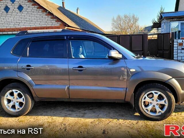 Серый Хендай Туксон, объемом двигателя 2 л и пробегом 190 тыс. км за 8500 $, фото 3 на Automoto.ua
