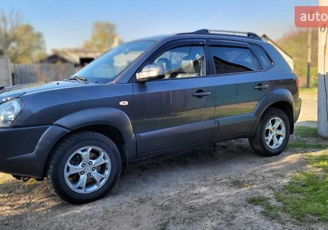 Серый Хендай Туксон, объемом двигателя 1.98 л и пробегом 190 тыс. км за 8500 $, фото 1 на Automoto.ua