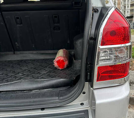 Серый Хендай Туксон, объемом двигателя 1.98 л и пробегом 227 тыс. км за 7700 $, фото 4 на Automoto.ua